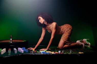 Özel VIP poker kulübünde oynayan çekici ve şık bir kadının fotoğrafı. Masa neon ışığı altında..