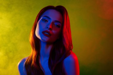 Çekici genç bayan gece kulübü diskosu portresi izole edilmiş çok renkli neon efekt arka planı.