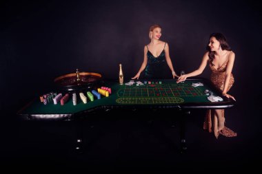 Çekici ve şık kızların fotoğrafı. VIP Las Vegas gece kulübünde poker oynarken eğleniyorlar..