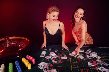 Göz kamaştırıcı şık insanların fotoğrafı. Poker kulübünde eğlenen oyuncular piyangodan milyon dolarlar kazanıyor..