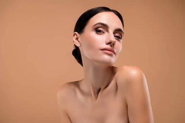 Çekici kadın doğal yüz efektinin fotoğrafı. Pastel arka planda izole edilmiş..