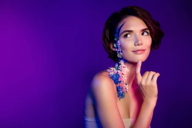 Çekici kız dokun parmak çene düşünme fotoğrafı canlı renk arkaplanda boş görünüyor.