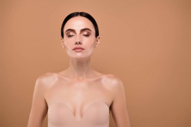 Renkli arka planda izole edilmiş ameliyattan sonra çıplak omuzlu, narin, rüya gibi bir kadının fotoğrafı..