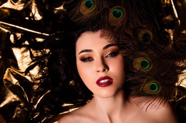 Çekici kızın yüksek açılı fotoğrafı altın folyo arka planda izole edilmiş yumuşak cilt konsepti.