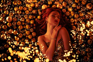 Yeni yılın tadını çıkaran büyüleyici ve zarif bir modelin yüksek açılı fotoğrafı. Sihirli Noel süslemeleri..