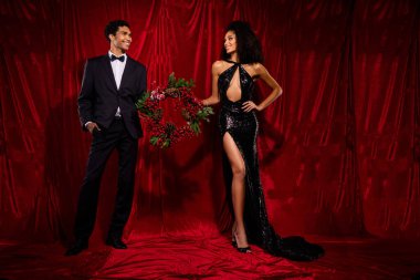 Çekici muhteşem insanların fotoğrafı Hollywood ünlüleri geleneksel Xmas festivalinin açılışında çam ağacı çelengi kullanırlar..