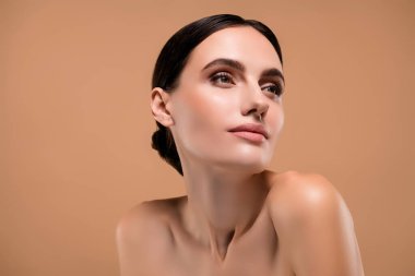 Renkli arka planda izole edilmiş güzellik reklamı için poz veren göz kamaştırıcı çekici modelin fotoğrafı.