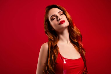 Çekici bir kızın fotoğrafı. Kapalı gözler. Şehvetli poz..