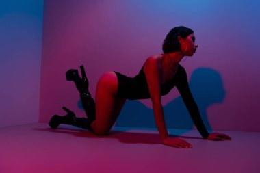 Baştan çıkarıcı giyinmiş seksi bir bayanın striptiz dansının zevkini çıkarırken çekilmiş uzun bir fotoğrafı..