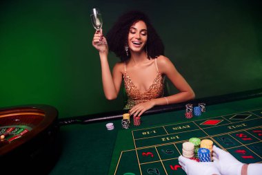 Göz kamaştırıcı lüks bir kızın Las Vegas 'ta hafta sonu geçirdiği ve büyük ikramiye VIP parti sis etkisini kutladığı fotoğraf..