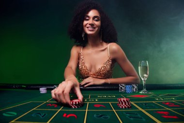 Çekici, şık, VIP kızın fotoğrafı. Kumarhane kulübünde iyi eğlenceler. Bahisleri riskli hale getirin, Black Jack ikramiyesini kazanın..