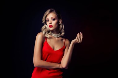 Çekici Hollywood yıldızının fotoğrafı. Koyu renk arka planda izole edilmiş boş uzay haberleri sunuyor..