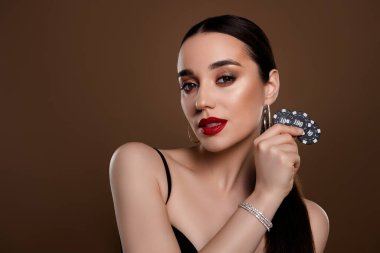 Göz kamaştırıcı genç bayan kumarhane fişi portresi. Haki renk arka planında izole edilmiş boş alan simgesi..