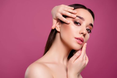 Çekici kız dokunuşunun fotoğrafı. Cazibeli görünüş, izole edilmiş pastel arka plan makyajı..