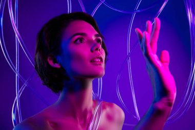 Çekici kızın fotoğrafı. Şaşırtıcı dokunmatik tel. Plastik kablo izole edilmiş neon gradyan arka plan..