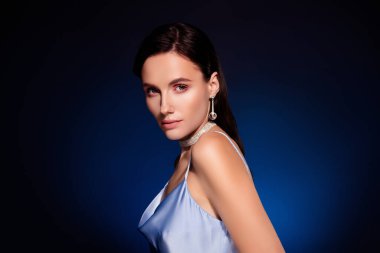 Çekici bir bayanın fotoğrafı. Mavi bir kokteyl elbisesi giy..