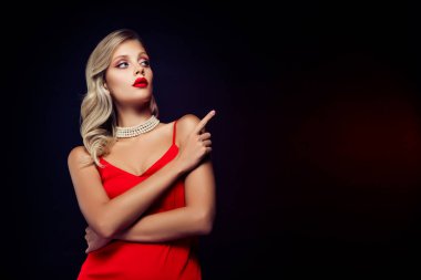 Şık, çarpıcı bayan modelin fotoğrafı. Özel bir öneri. Koyu renk arkaplan üzerinde boş alan..