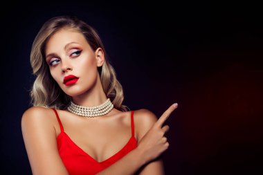 Klas, güzel model reklam özel xmas fotoğrafı koyu renk arkaplan üzerinde boş alan sunar.