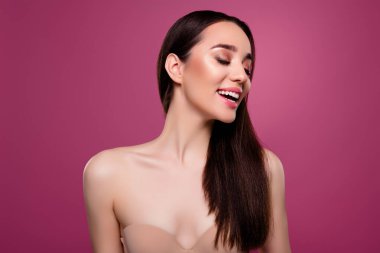 Mutlu, dişlek, gülümseyen, izole edilmiş, pastel arkaplan rengi..