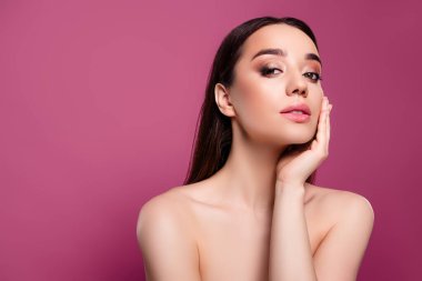Çekici kız dokunuşunun fotoğrafı hassas cilt izole edilmiş pastel arkaplan rengi gibi görünüyor.