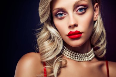 Göz kamaştırıcı genç bayan yıldızın yakın çekimi koyu renk arka planda izole edilmiş mükemmel Hollywood görüntüsü takınıyor..