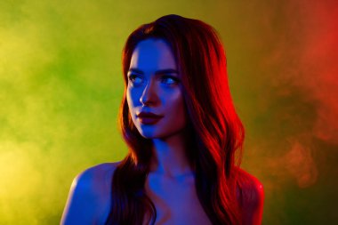 Çekici genç bayan gece klübünün portresi. Çok renkli neon efekt arka planı..