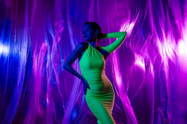 Neon stüdyo perde arkasında izole edilmiş güzel model kızın fotoğrafı..