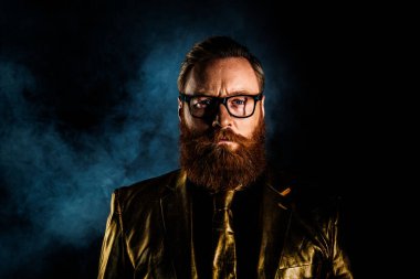 Koyu renk arka planda, şık giyinmiş, şık takım elbiseli zengin bir adamın fotoğrafı..