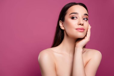 Çekici güzel bir kızın fotoğrafı boş uzay pastel arka plan rengi yalıtılmış hassas cilt.