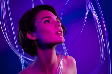 Çekici kızın fotoğrafı, profil kenarındaki plastik kabloya bak. Şaşırtıcı bir şekilde izole edilmiş neon rengi arka plan..