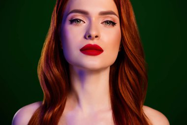 Uzun kırmızı rujlu güzel bir bayanın fotoğrafı izole edilmiş yeşil bir arka plan gibi görünüyor..