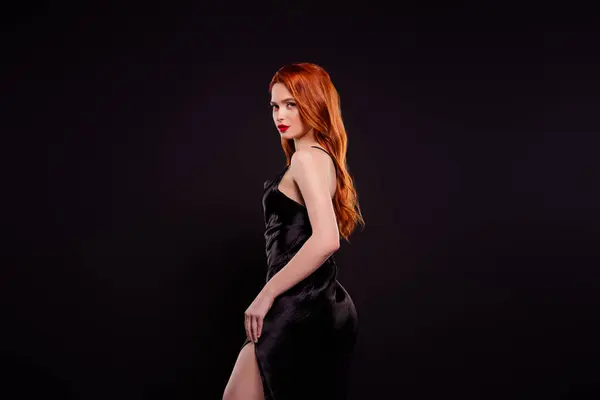 Moda harikası muhteşem Hollywood 'un fotoğrafı profil şekilli elbiseyi siyah renkli arka planda izole ediyor..