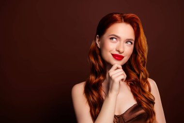 Kahverengi arkaplanda izole edilmiş boş bir uzay mağazası afişi arayan büyüleyici hayalperest kadının fotoğrafı.