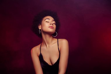 Çekici bir kadının fotoğrafı. Zengin özel VIP partisinin tadını çıkar. Gece elbisesini koyu arka planda sakla..