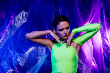 Göz kamaştırıcı kadın ellerinin fotoğrafı. Baksana. Elbise, izole plastik stüdyo menekşesi..