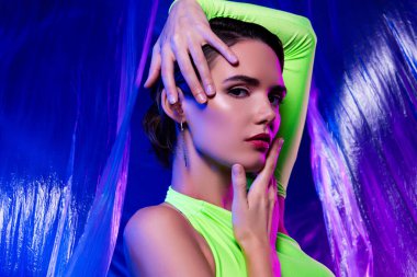 Şık, güzel bir kadının portresi dokunaklı bir yüz ifadesi izole edilmiş plastik renkli arka plan..