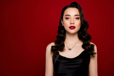 Muhteşem tapılası bayan ünlü Red Carper festivali için hazırlık yapıyor. Yeni koleksiyon..