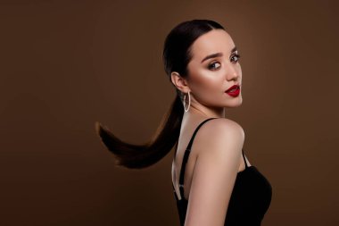 Tatlı tutkulu modelin fotoğrafı siyah elbise giy dans eden xmas partisi boş alan izole kahverengi arka plan.