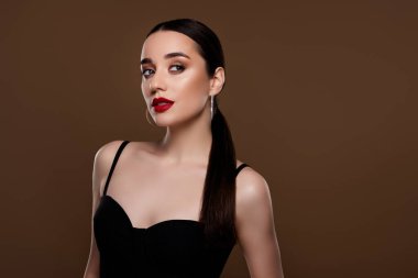 Göz kamaştırıcı hayalperest kadının fotoğrafı. Siyah sutyen giymiş. Emtpy uzay izole edilmiş bej arka plan etkinliği hazırla..