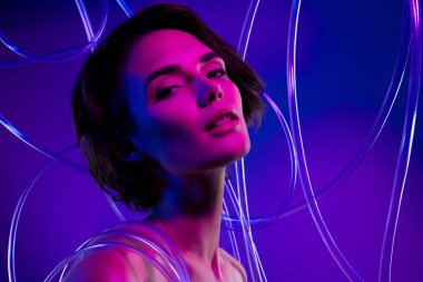 Plastik kablosu olan çekici bir kızın fotoğrafı çekici, izole, neon renkli arka plan..