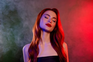 Çekici, hayalperest kadının portresi kapalı gözler izole edilmiş neon efekt arka plan.