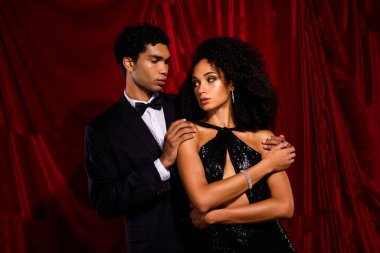 Güzel, tutkulu bir çiftin fotoğrafı. Bay ve Bayan Sarılma. Kırmızı kumaş arka planda izole edilmiş..