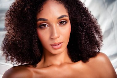 Kapalı kapılar ardında, güzel, genç bir model kızın, dalgalı saç stili, tekstil arka plan güneşinin açık havada çekilmiş fotoğrafı..