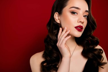 Kırmızı arka planda izole edilmiş çekici bayan popüler kozmetik ürünleri fotoğrafı..