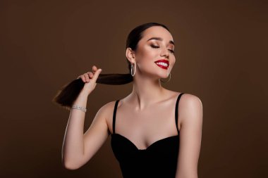 Siyah sutyen giymiş çekici kadının fotoğrafı. Moda etkinliğini hazırlayın. Empy Space tecrit edilmiş bej rengi arka plan..