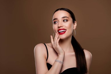 Çekici, siyah sutyen giyen çekici kadının fotoğrafı kırmızı pomade emtpy uzay izole bej arka plan tadını çıkar.