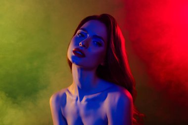 Göz kamaştırıcı genç bayan portresi çıplak omuzlar izole edilmiş çok renkli neon etkisi arka plan.