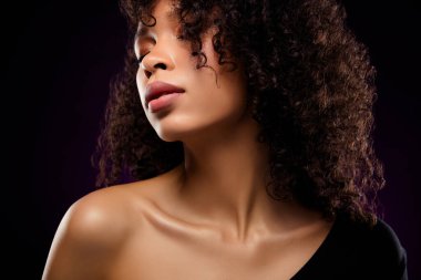 Çekici, büyüleyici, hayalperest bir kadının fotoğrafı. Kapalı gözler. Koyu mor arka planda izole edilmiş bir tutku..