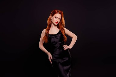 Moda düşkünü, göz kamaştırıcı zengin Hollywood modelinin fotoğrafı. Siyah arka planda izole edilmiş model elbisesi..