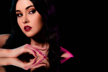 Kendine güvenen seksi model kadının kesilmiş portresi neon ışıklı arka planda izole edilmiş boş bir alan gibi görünüyor..